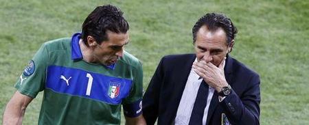 记者：因伤落选的马斯坦托诺仍加入阿根廷队的训练营