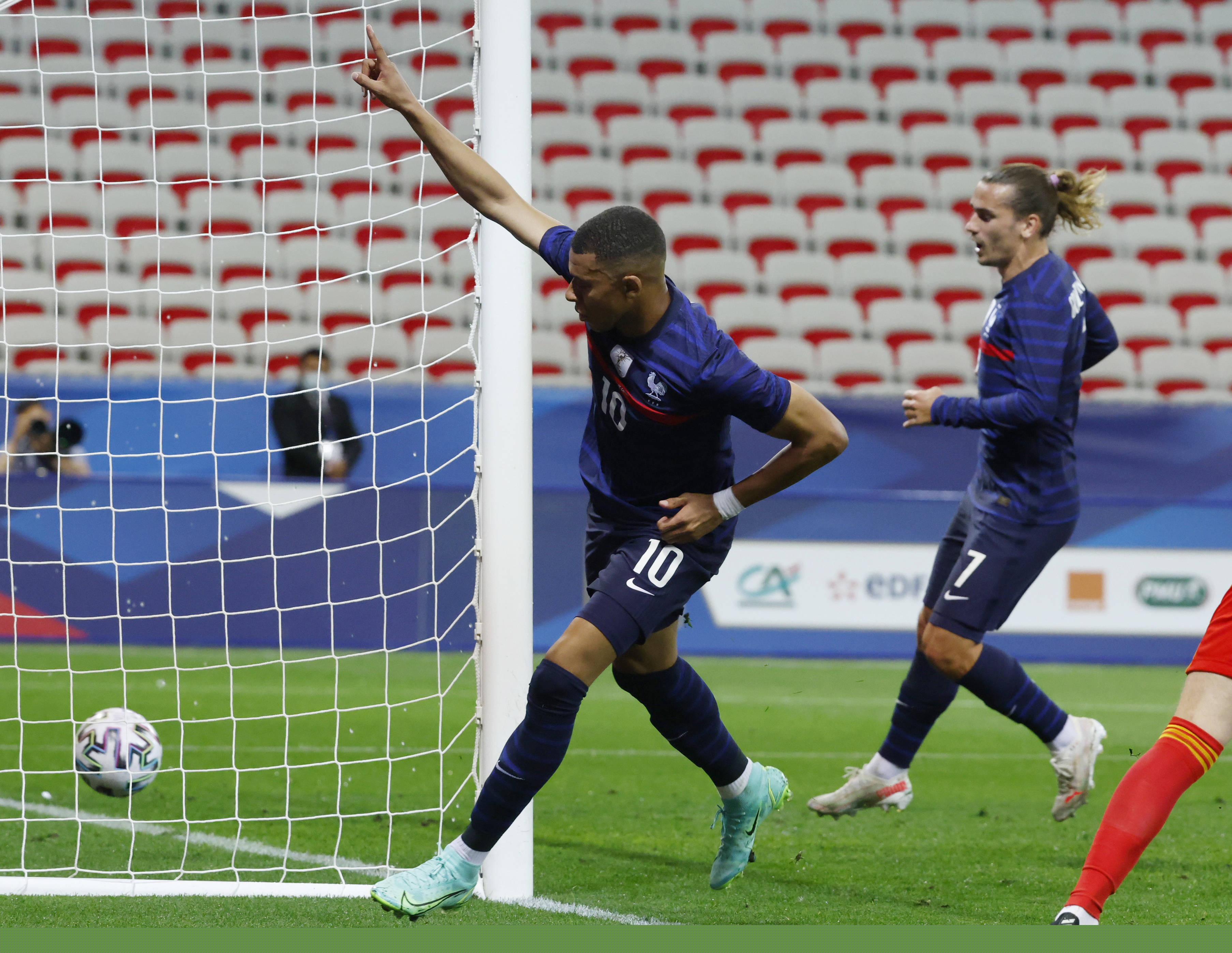 CBA俱乐部杯-北京首钢下半场哑火 青岛狂胜31分