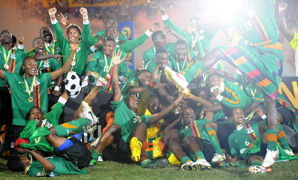 腿软！男子在1800米高空踢球：球场无护栏 致敬C罗 最后跳伞降落